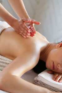 MASSAGEM ABHYANGA- RELAXANTE E TERAPÊUTICA(2)